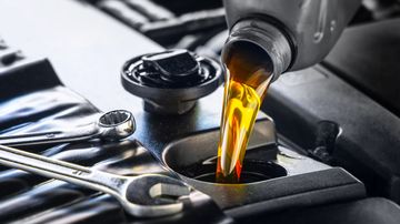 Oljeskift – olje helles på bilmotor