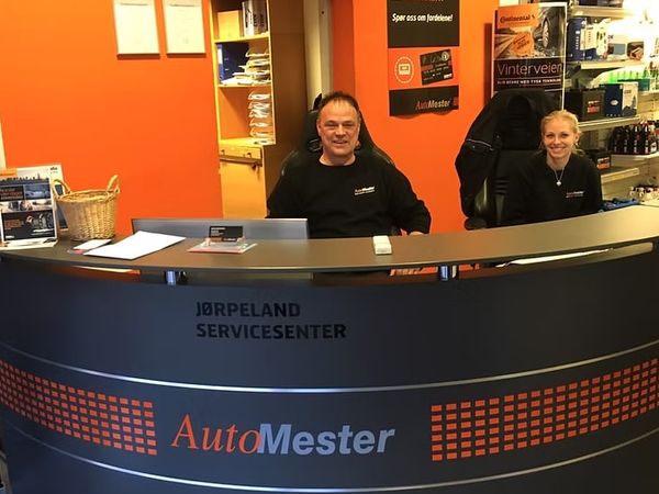 Resepsjonen hos Jørpeland Servicenter med ansatte