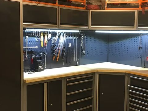 Verktøyvegg og verkstedinteriør hos Jørpeland Servicenter